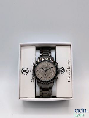 La montre se trouve dans la boîte posée sur la table, prête à être utilisée.