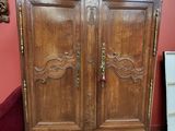 image d'une armoire en bois dans une pièce
