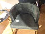 une chaise qui se trouve dans une pièce avec du parquet