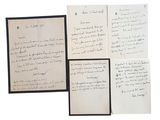 Plusieurs vieilles lettres sont inscrites sur une feuille de papier posée sur une surface blanche