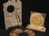 trois œuvres d'art posées sur une table