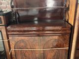 une armoire en bois surmontée d'un miroir