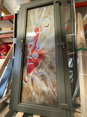 une photo d'un tableau accroché au mur d'un magasin