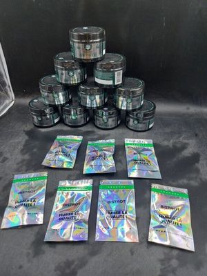 une pile de boîtes en papier d'aluminium posées sur une table