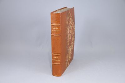 un livre brun posé sur une surface blanche