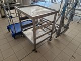 une table placée au milieu d'une pièce
