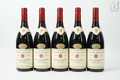six bouteilles de vin sont alignées sur une table