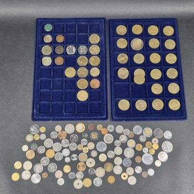 deux plateaux remplis de différentes sortes de pièces, posés sur une table