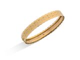 gros plan d'une bague en or sur fond blanc