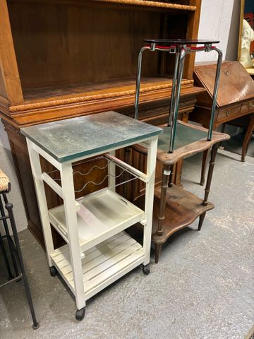 Desserte de cuisine de manufacture contemporaine, un tabouret ass...