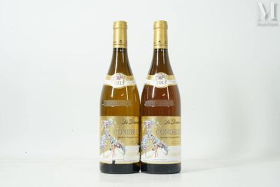 deux bouteilles de vin posées l'une à côté de l'autre sur une surface blanche