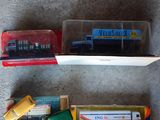 deux camions miniatures et une petite voiture dans une boîte
