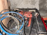une boîte à outils sur laquelle sont posés tout un tas d'outils