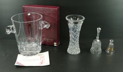 trois vases en verre et une salière en verre posés sur une table