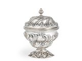 une boîte en argent richement décorée, munie d'un couvercle, sur fond blanc