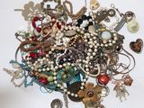 une pile de bijoux assortis sur une surface blanche