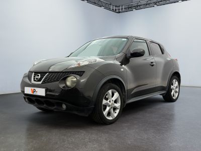 La Nissan Juke est garée dans une grande pièce au sol noir.