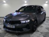 la photo d'une voiture grise garée dans une salle d'exposition