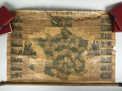 un vieux parchemin sur lequel figurent une carte de la France et deux livres