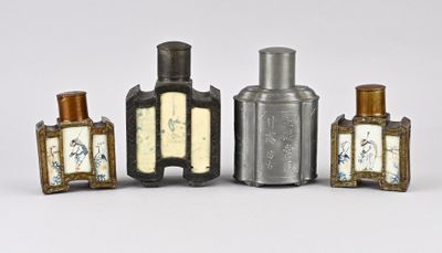 quatre flacons de parfum posés les uns à côté des autres sur une surface blanche