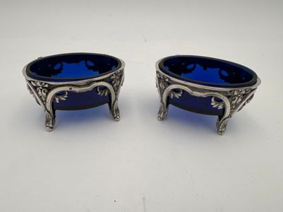 Paire de salières en argent fondu, de forme ovale, posant su…