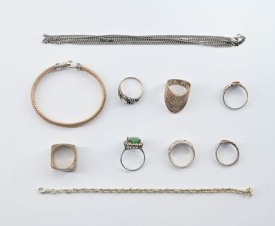 un assortiment de bagues, de bracelets et de bagues présentés sur un fond blanc