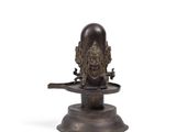 une image représentant une statue en bronze d'un homme sur un socle