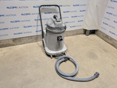 l'aspirateur est posé par terre devant le mur