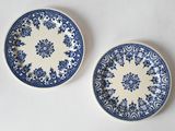 deux assiettes bleues et blanches ornées de motifs floraux