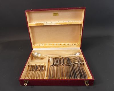 un coffret rouge contenant de l'argenterie, posé sur une surface noire