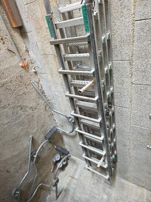 une échelle fixée contre un mur