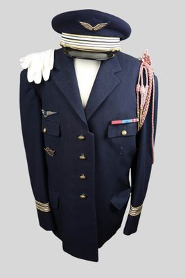uniforme de pilote avec une casquette et une corde, sur un mannequin