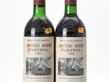 deux bouteilles de vin posées l'une à côté de l'autre sur une surface blanche