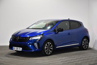 une voiture bleue garée dans une pièce au sol en damier