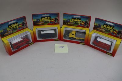 trois jouets emballés représentant un camion rouge et jaune et un camion rouge et blanc