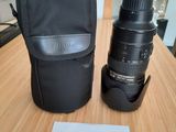 un sac photo et un objectif posé sur une table