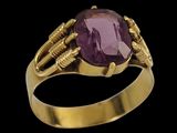 gros plan d'une bague en or avec une pierre violette
