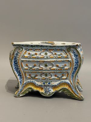 un vase bleu et blanc orné d'un motif