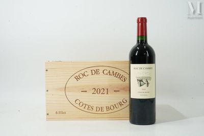 une bouteille de vin posée à côté d'une caisse en bois