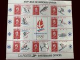 une image représentant une feuille de timbres sur laquelle figurent des symboles olympiques
