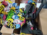 un tas de skateboards de toutes sortes par terre
