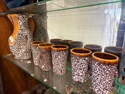 de nombreuses tasses posées sur une étagère en verre