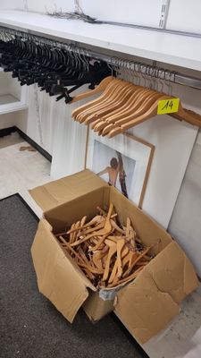 Lot de cintres en bois et pvc noir