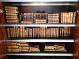 de nombreux livres anciens sur les étagères de la pièce