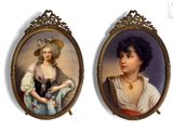 une paire de portraits de femmes coiffées de chapeaux et vêtues de robes, dans des cadres richement décorés