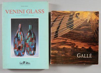 deux livres posés sur une table, avec une image représentant un soleil en arrière-plan
