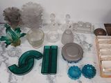 une table en marbre sur laquelle sont posés de nombreux objets en verre