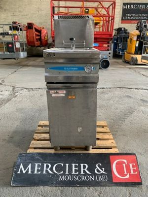 an image of a commercial fryer sitting on top of a wooden pallet