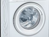 vue de face d'une machine à laver blanche, la porte ouverte