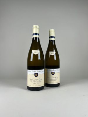 deux bouteilles de vin blanc posées l'une à côté de l'autre sur une table